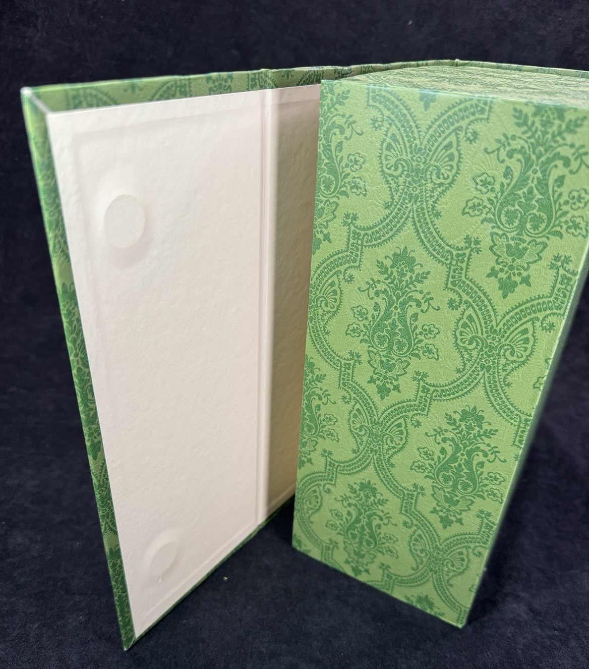 Authentic Gucci Green Gift Box Empty Magnetic Closure Paisley 7.25 x 9.75 x 4.25