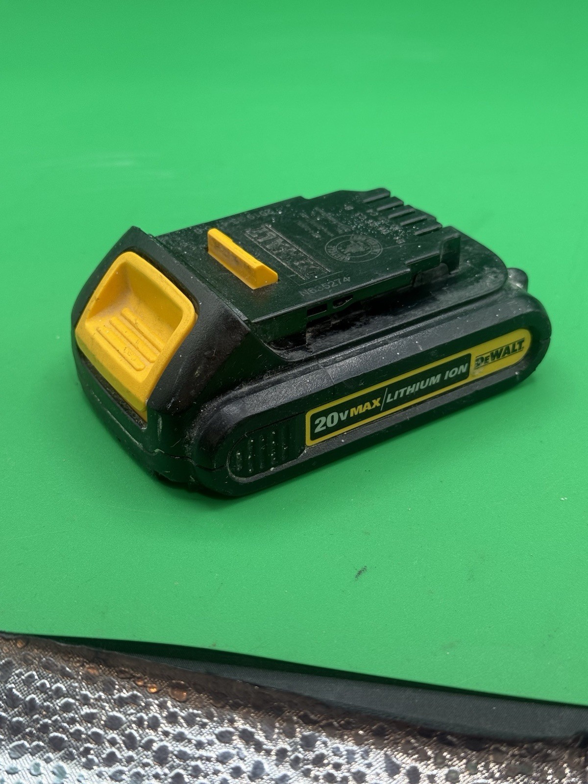 DEWALT DCB201 20V MAX 1.5Ah Compact Lithium-Ion Battery Pack – Black/Yellow