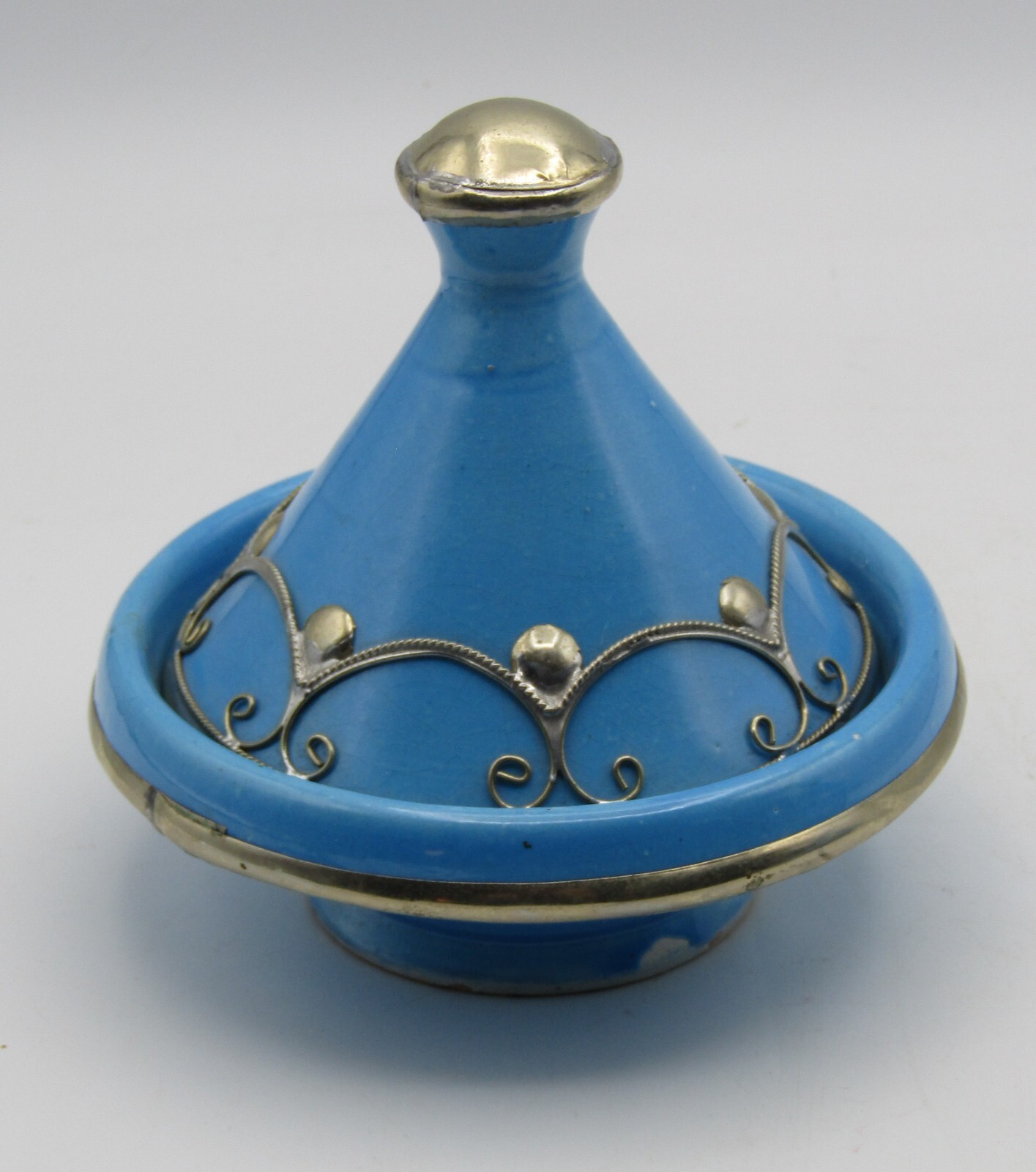 MOROCCAN HANDCRAFTED CLAY POTTERY TAGINE w/NICKEL SILVER OVERLAY (4.25″)