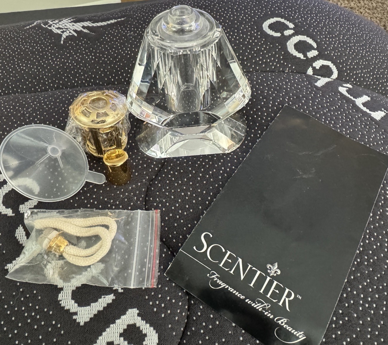NEW Krystalique by Scentier Essence Of Elegance Crystal Oil Lamp