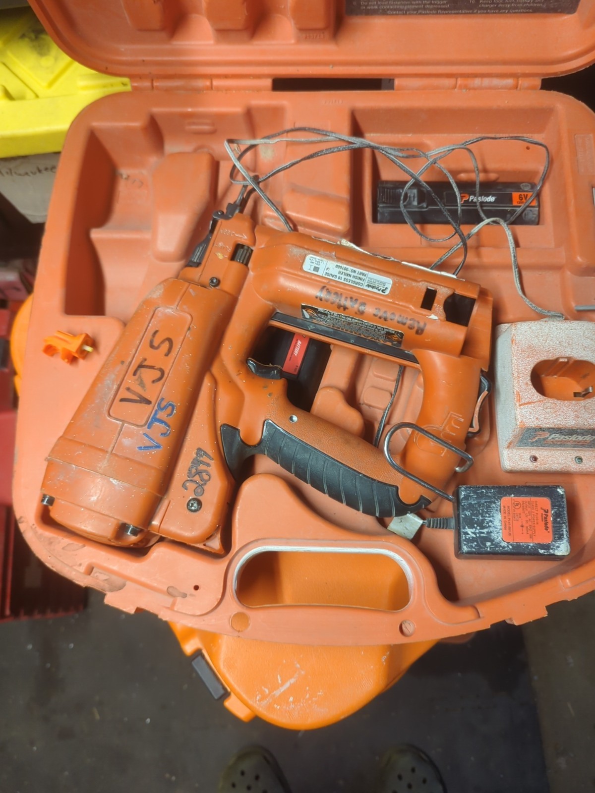 PASLODE IM200 F18 CORDLESS 18 GAUGE FINISH NAILER PART NO. 901000 W/ BOX
