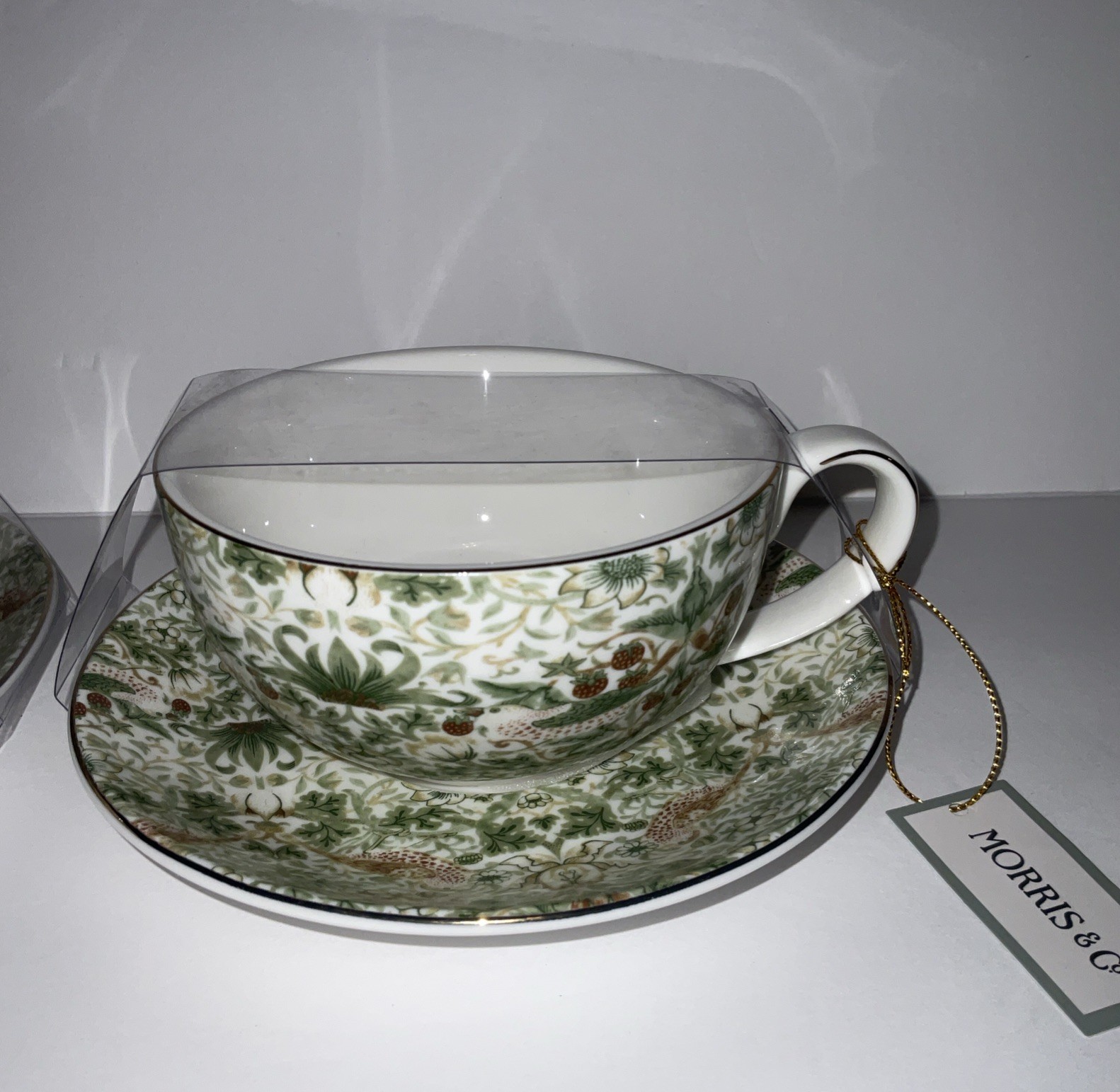 MORRIS & Co. PREMIUM PORCELAIN STRAWBERRY THIEF 2 TEACUPS & SAUCER SET NWT