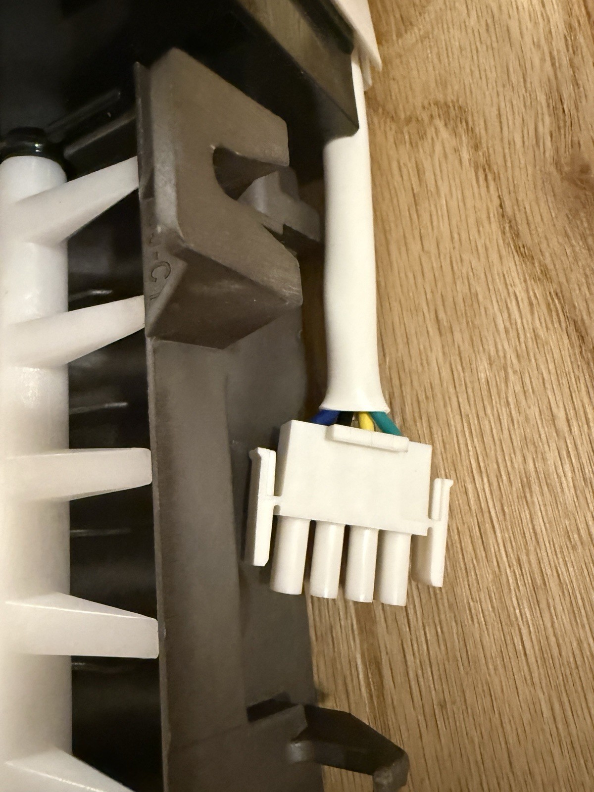 Whirlpool Refrigerator Ice Maker Assembly WPW10300022 Damaged