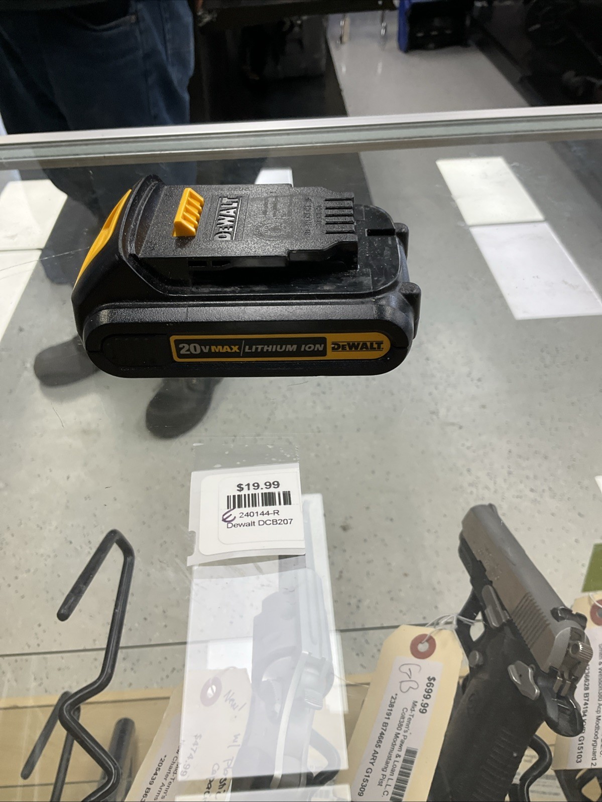 DEWALT DCB207 20V Li-Ion Battery – Black/Yellow 240144