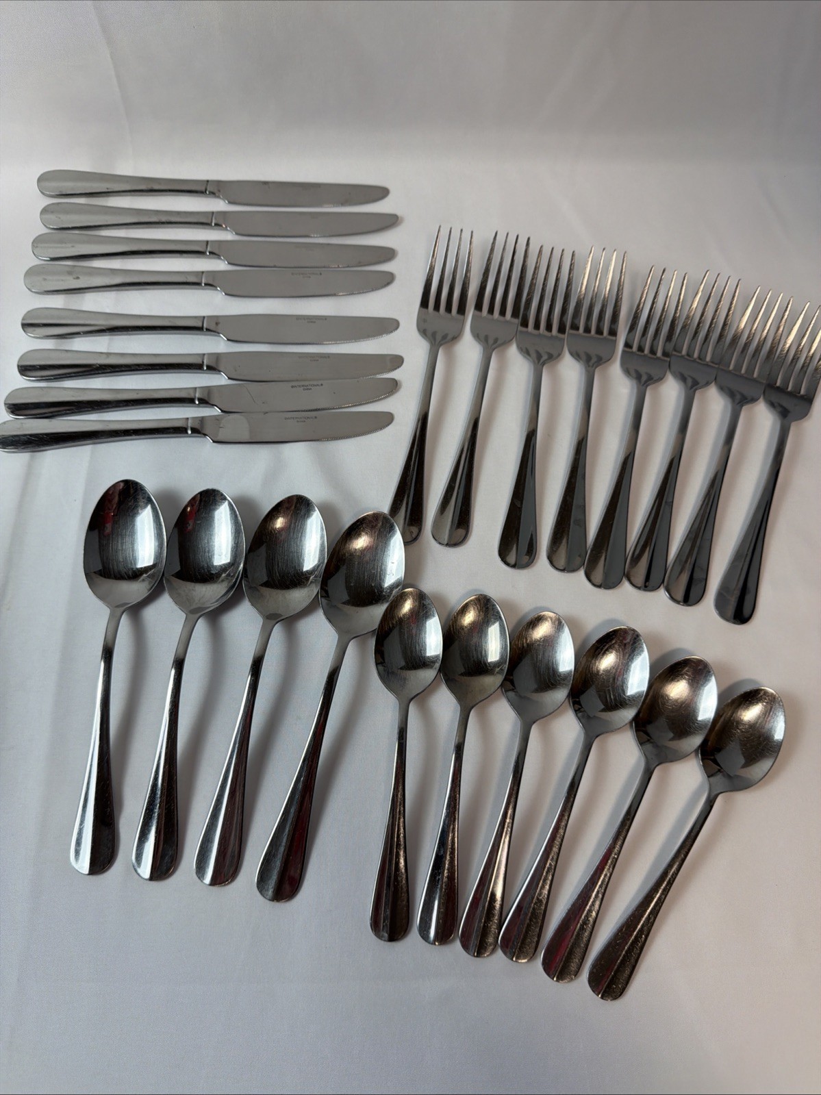 International Stainless SIMPLICITY Center Ridge 8 Knives, 8 Forks, 4 Tbs. 6 Tsp.
