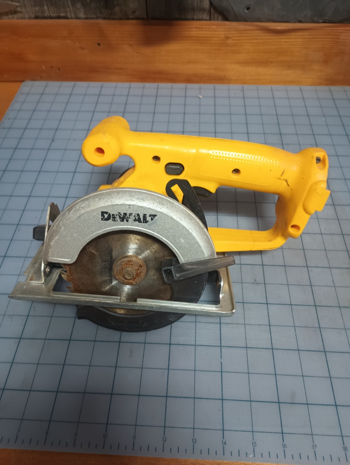 DEWALT DW930 12v Cordless 5-3/8” Trim Saw Used Bare Tool