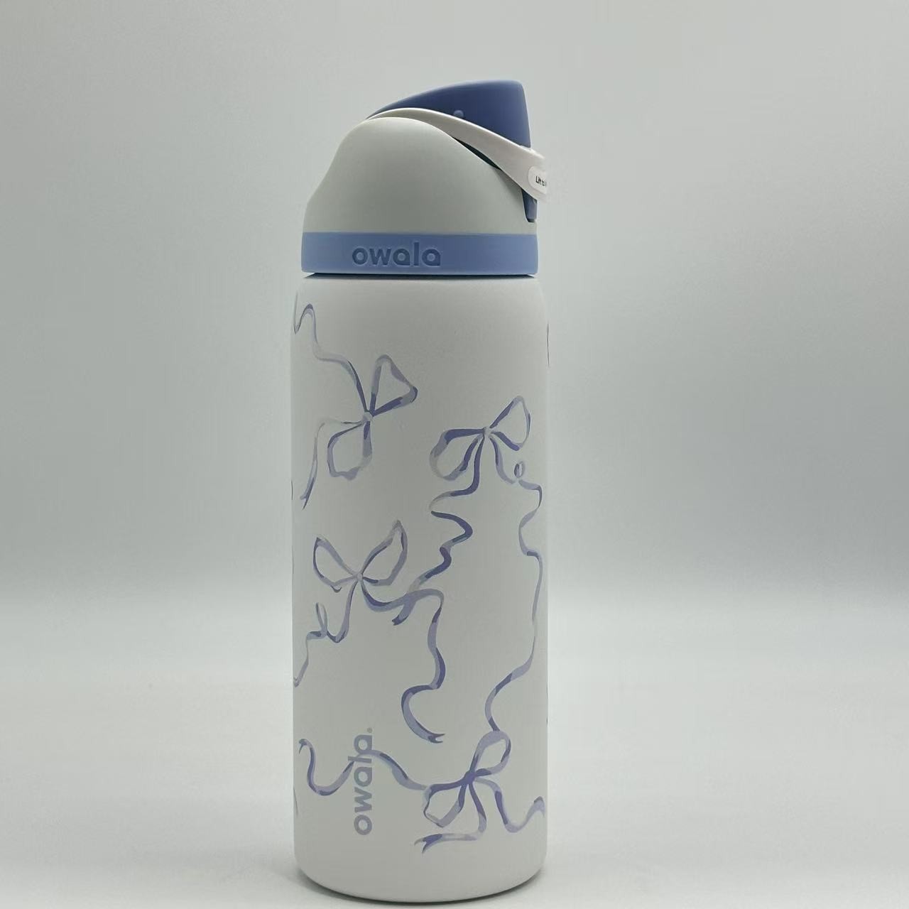 32 oz Owala Urban Outfitters Exclusive Tied 3D Printing FreeSip Blue Bow Bottle