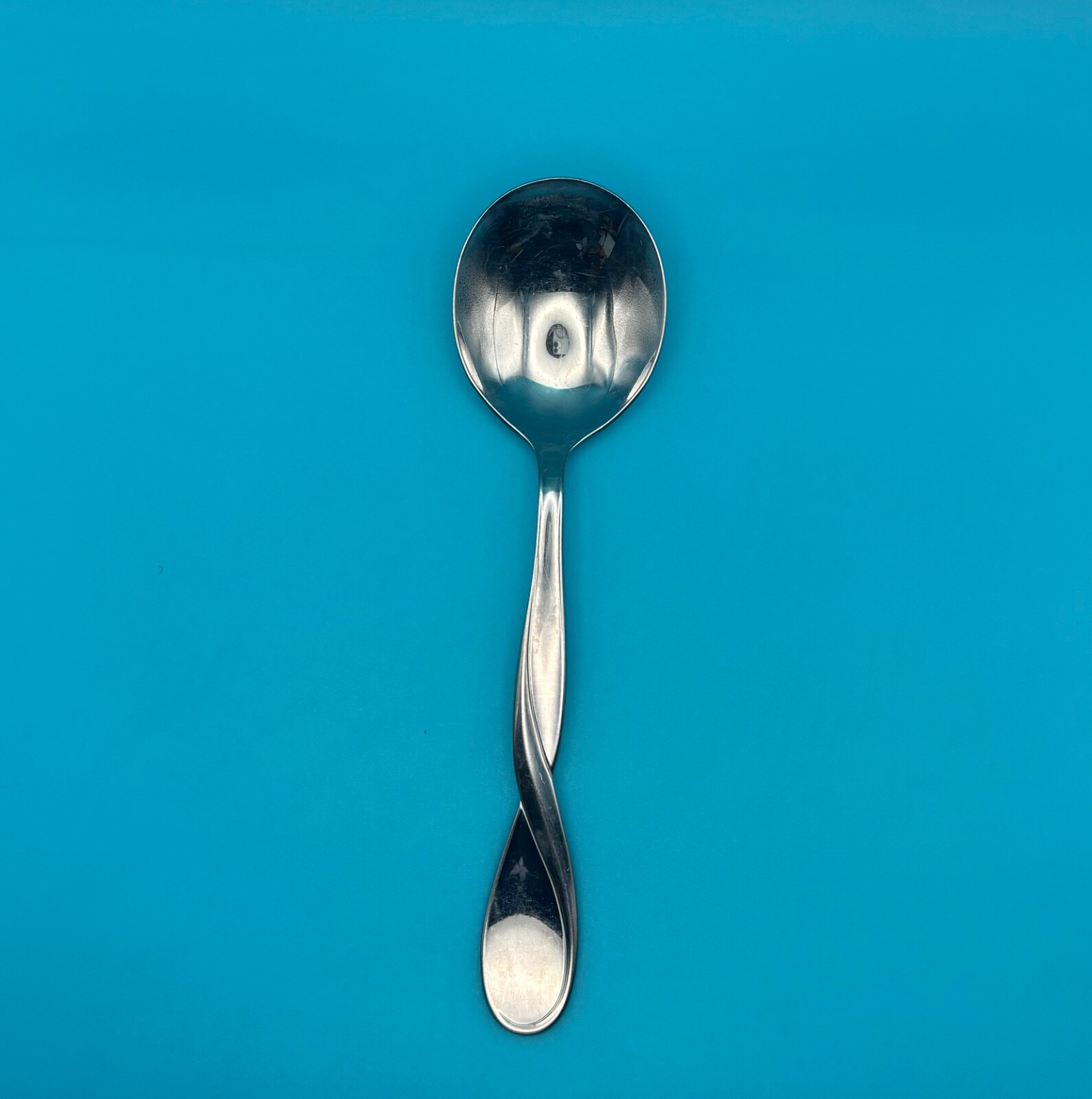 Oneida AQUARIUS GUMBO SPOON GLOSSY WITH TWIST IN HANDLE (6. 7/8″)