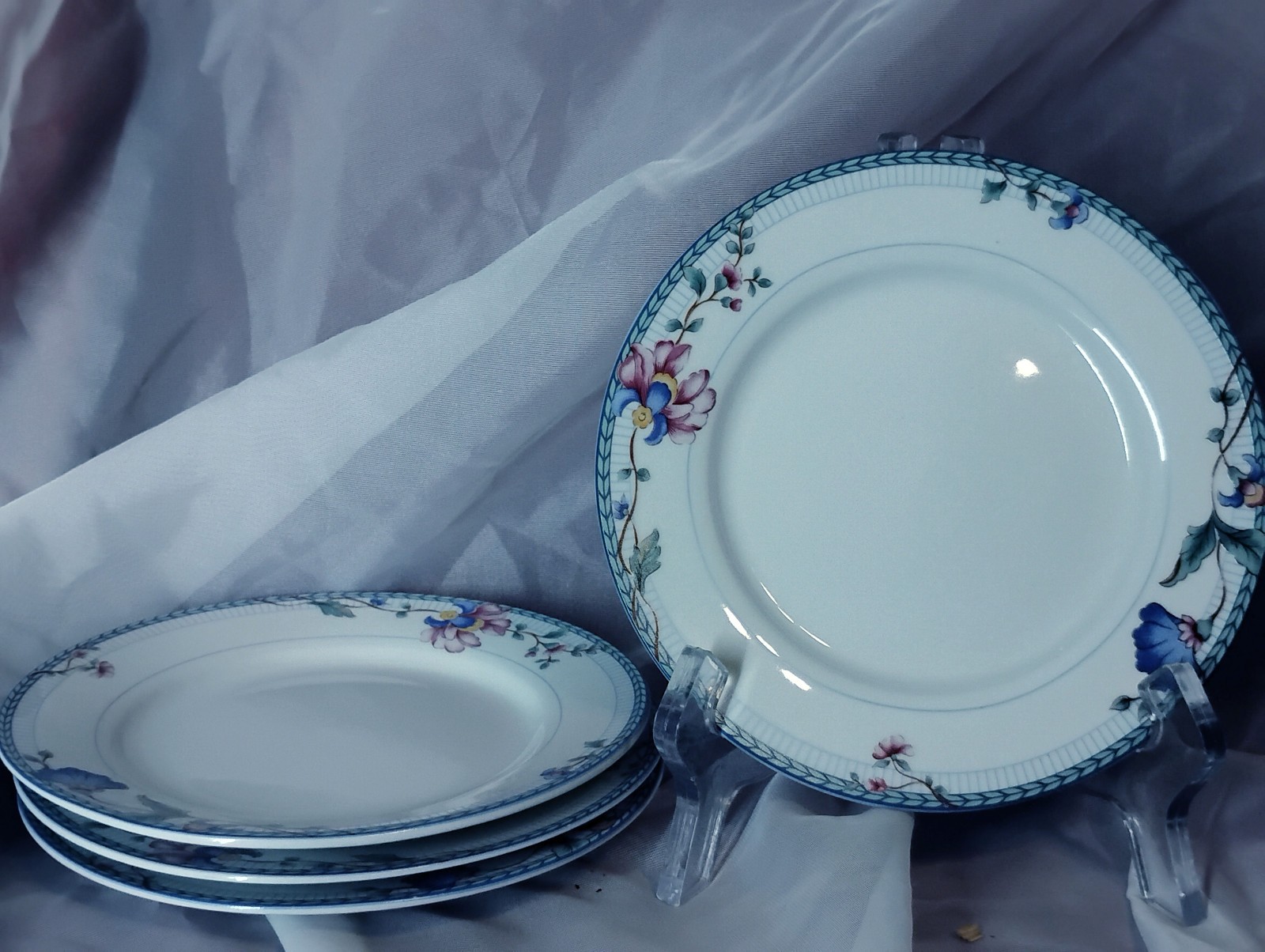 Set of 4 – Oneida Porcelain Select Collection BLUE LATTICE 6″ Dessert Plates