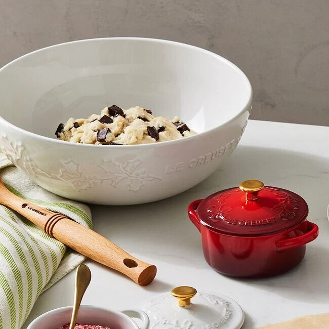 LE CREUSET White HOLLY Bowl 9.75″ STONEWARE 25CM New in Box