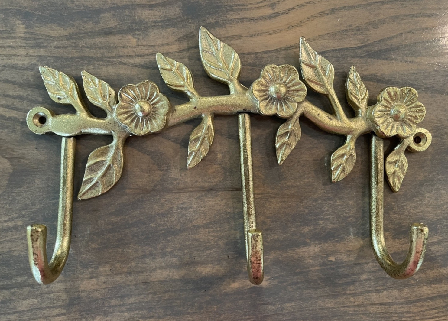 GOLD TONE METAL FLORAL FLOWER LEAVES THREE HOOK WALL KEY HOLDER