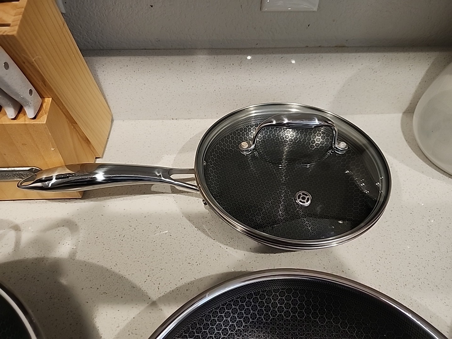 HexClad 5-Piece Cookware Set 8.5 Pot W/ Lid 10.78 pan 12.5″lrg Pan & 12.5 Wok