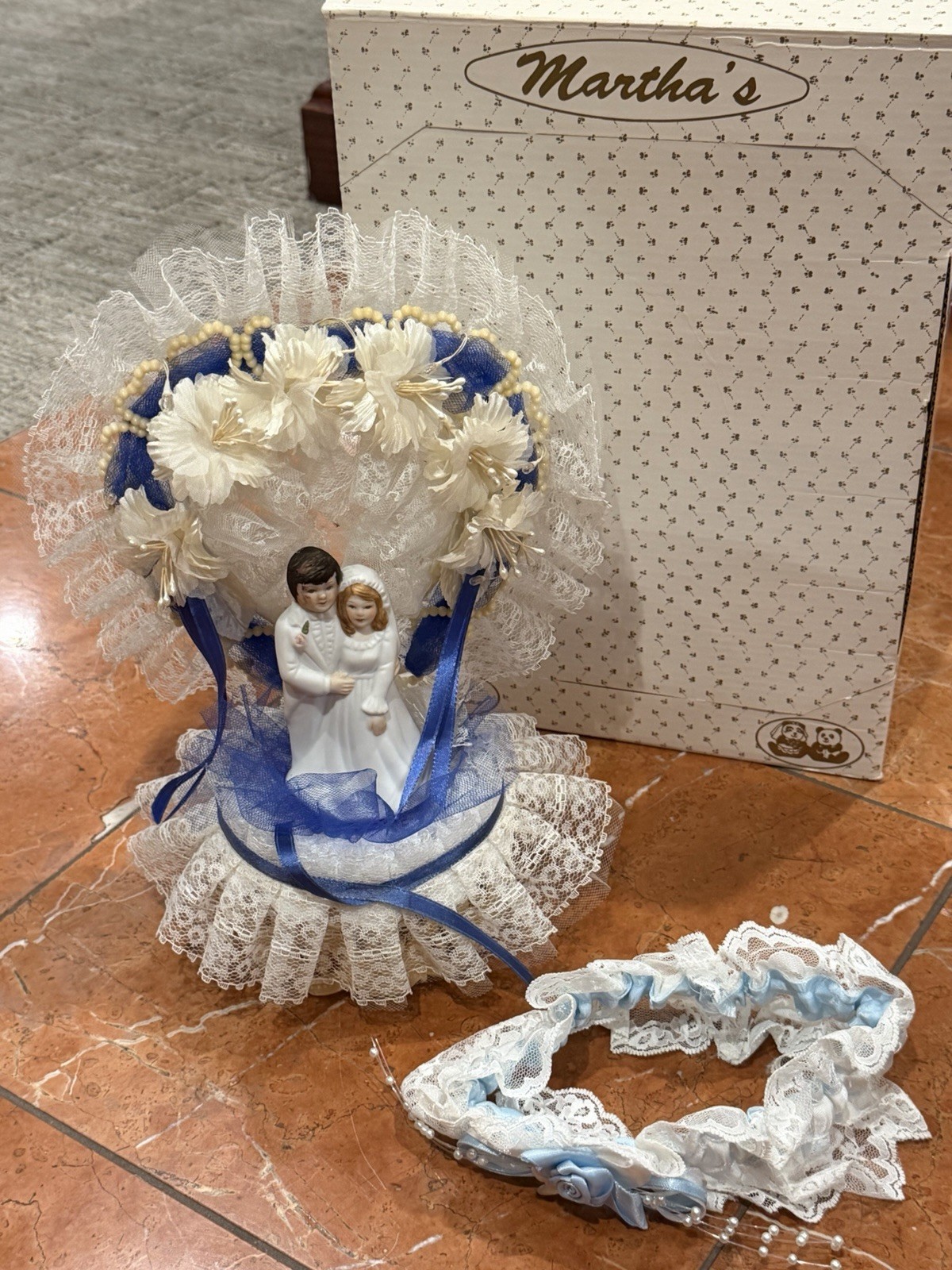 MARTHA’S WEDDING CAKE ARCH TOPPER BISQUE BRIDE GROOM BLUE GARTER LACE 1970S BOX